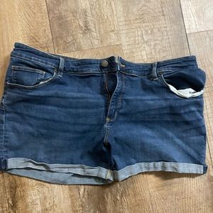 Women’s Universal Thread Jean Shorts.  Size 22